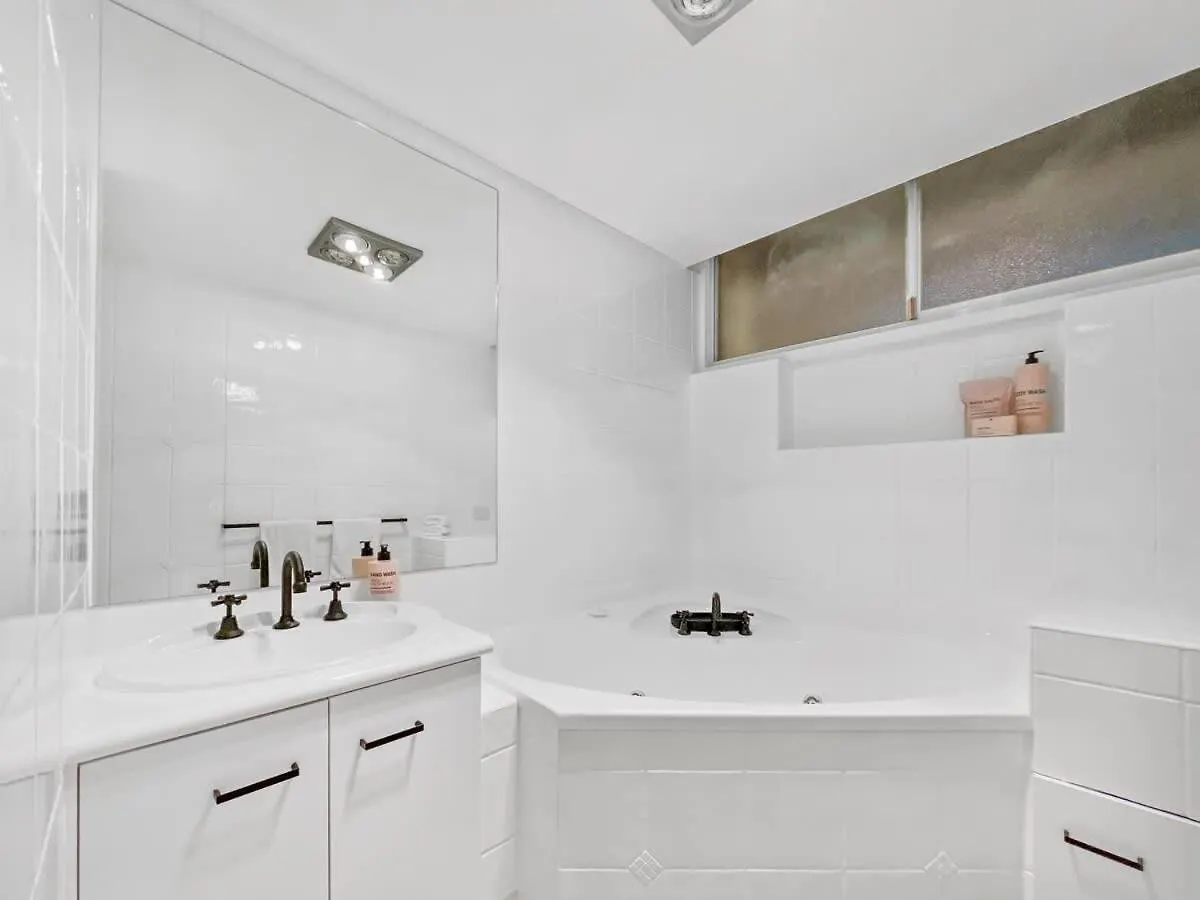 Apartament Views By Day Waves At Night Caloundra